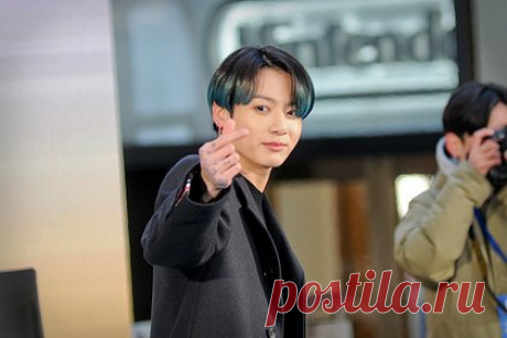 Эксперт назвал секрет тренировок участника BTS. Фитнес-эксперт Денис Соломин назвал секрет тренировок участника кей-поп-группы BTS Чона Чонгука. Тот рассказал, что обычно делает 100 приседаний, 30 скручиваний на пресс, два подхода по 20 выпадов, одну минуту планки, одну минуту боковой планки на каждую сторону и 15 берпи.
