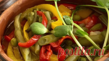Предлагаю рецепт, который в нашей семье прижился уже очень давно: мясо в горшочках по-болгарски. Не знаю, совпадает ли он с классическим вариантом этого блюда, но нам нравится так, как есть. Кусочки говядины (да и любого другого мяса) получаются нежными, сочными и очень ароматными. А все благодаря тому, что тушить их будем с большим количеством овощей.