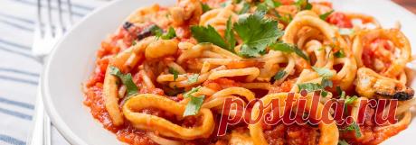 Паста с кальмарами и помидорами • Рецепт Сытная, ароматная и очень вкусная паста с кальмарами и помидорами в сковороде.