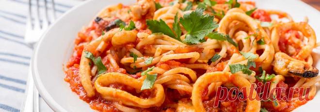 Паста с кальмарами и помидорами • Рецепт Сытная, ароматная и очень вкусная паста с кальмарами и помидорами в сковороде.