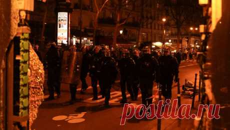Во Франции протестующие сожгли здание таможни. Протестующие фермеры во Франции подожгли отделение таможни в коммуне Ним на юге страны. Об этом в соцсети X сообщил префект департамента Гар Жером Боне. &quot;Сегодня вечером с 19:15 на таможенном пункте в Ниме начался пожар, причиной ...