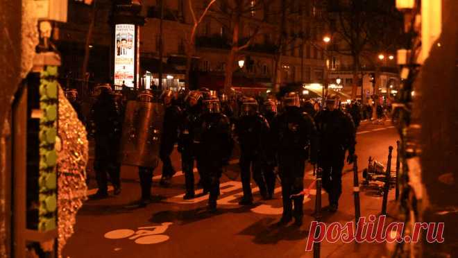 Во Франции протестующие сожгли здание таможни. Протестующие фермеры во Франции подожгли отделение таможни в коммуне Ним на юге страны. Об этом в соцсети X сообщил префект департамента Гар Жером Боне. "Сегодня вечером с 19:15 на таможенном пункте в Ниме начался пожар, причиной ...
