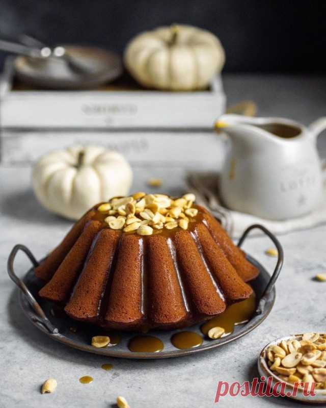 ​Шоколадный кекс с солёной карамелью и арахисом