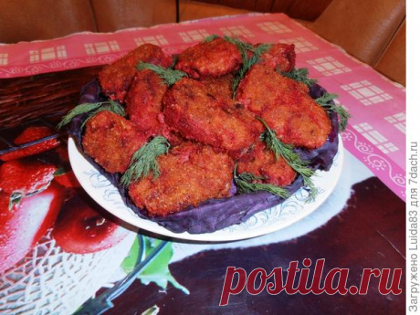 Мясные котлеты с овощными добавками.
Дача это место богатое овощами, в которых содержатся необходимые каждому человеку витамины. Но каждая мама знает как дети плохо едят овощи. Зато они с удовольствием едят мясные котлеты. Так почему бы не соединить приятное с полезным и приготовить мясные котлеты с овощными добавками.