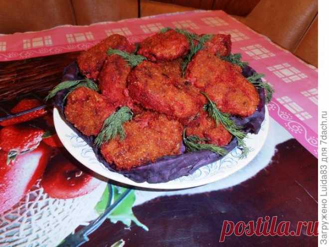 Мясные котлеты с овощными добавками.
Дача это место богатое овощами, в которых содержатся необходимые каждому человеку витамины. Но каждая мама знает как дети плохо едят овощи. Зато они с удовольствием едят мясные котлеты. Так почему бы не соединить приятное с полезным и приготовить мясные котлеты с овощными добавками.