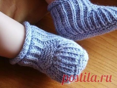 Оригинальные фактурные пинетки.
Эти милые пинетки спицами можно связать за час. Попробуйте! Описание дано для самых маленьких ножек. Эти пинетки вяжутся на двух спицах, а фактурный узор достигается за счет снятых петель, который вяжется очень просто. С такими пинетками справится даже начинающая рукодельница.

Для работы нам потребуется носочная или любая другая пряжа и спицы диаметром 2.5 мм. Я вязала при помощи круговых спиц. Набрать 20 петель и провязать лицевыми петлями...