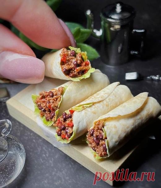 Еда из полимерной глины! 👀 
Слюноотделение гарантировано 😁 
Автор: ardo_miniature