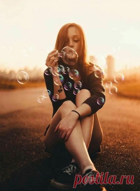 Казалось бы чего проще? Говори каждому встречному слова нежности и все будут улыбаться, у всех будет хорошее настроение. Но нет! В словах нежности есть какая-то магия. Они застревают в горле, если они адресованы не тому человеку. А бывает – наоборот. Ты не можешь остановиться. Они льются из тебя как водопад, ты наслаждаешься, произнося их, тебе хочется придумывать все новые, все нежнее и нежнее прежних...

© Артур Миллер