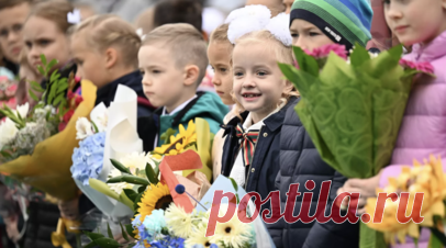 Россияне потратят на цветы или подарок учителю к 1 сентября 2,3 тысячи рублей. В преддверии 1 сентября аналитики «Авито» опросили 10 тыс. россиян и узнали, как они планируют поздравить учителей с Днём знаний. RT ознакомился с результатами исследования. Читать далее
