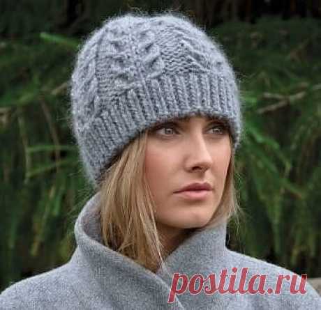 Серая шапка с косой, схема с описанием

#шапка_спицами@knit_best, #шапка_косами@knit_best

описание*

Источник: https://tatuchkaclub.ru/shapki-spitsami/zhenskie-shap..
