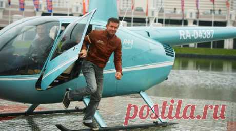 «Предел возможностей устанавливаешь ты сам!»: как Баумгартнер поднялся в стратосферу и первым преодолел звуковой барьер. Феликса Баумгартнера всегда манила высота. 14 октября 2012 года легендарный бейсджампер и скайдайвер осуществил амбициозную мечту, забравшись на высоту более 39 км и разогнавшись в свободном падении до скорости 1357,6 км в час. Таким образом, австриец стал первым человеком в истории, которому без помощи технических средств удалось преодолеть звуковой барьер. Тогда он выжил и…