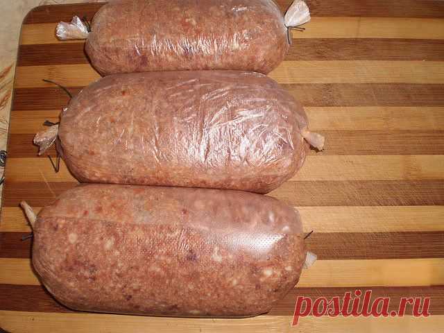 ЧУДО - КОЛБАСА КУРИНАЯ !!!  **Фарш: кура 500г, кур/печень 500г, свин/сало 500г -в мясорубку. Введи: яйцо 3шт, крахмал 3сл, манка 3сл, чеснок 4зуб, соль 1.5чл, перец. *В пэт -пакеты: фарш колбаской, завяжи по бокам нитками, ещё в 1 пакет, завяжи крепко. *В кастрюлю: колбасу залей водой, после закипа - вари 1.5ч на min-огне. *Домашняя колбаса полезна!