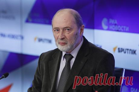 Вильфанд предрек москвичам похолодание и снег. Научный руководитель Гидрометцентра Роман Вильфанд предсказал погоду на ближайшую неделю. В субботу и воскресенье в столице будет 3 градуса тепла. Со следующей недели, с понедельник по среду, ночью столбик термометра покажет 5 градусов ниже нуля. Во вторник ночью ожидается до 9 градусов мороза.