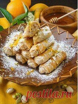 Марокканская сладость-Бриуат 
 
Бриуат - это традиционный марокканский десерт из тончайшего теста фило со сладкой миндальной начинкой и цитрусовым ароматом апельсиновой воды. Готовится в Рамадан и просто так. Сладкие, ароматные рулетики (бриуаты) с начинкой из рисового пудинга посыпаются сахарной пудрой и окунаются в мед, получается очень вкусно, и даже не верится, что из риса и так просто можно приготовить такую замечательную штуку. Наверняка понравится особенно любителям восточных сладостей.