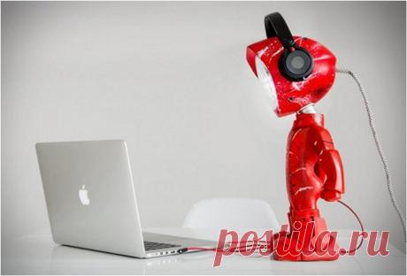 Lampster - необычная настольная лампа в виде робота.