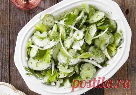 Салат из огурцов и сельдерея Этот хрустящий салат со сметанно-лимонной заправкой - идеальный летний гарнир. Ингредиенты: 3 ст. л. сметаны, 3 ст. л. оливкового масла, 3 ст. л. лимонного сока, Небольшой пучок свежего укропа, 