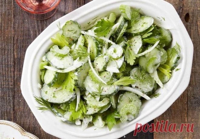 Салат из огурцов и сельдерея Этот хрустящий салат со сметанно-лимонной заправкой - идеальный летний гарнир. Ингредиенты: 3 ст. л. сметаны, 3 ст. л. оливкового масла, 3 ст. л. лимонного сока, Небольшой пучок свежего укропа, 