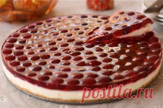 Торт из творога и вишен без выпечки: для сладкоежек, следящих за фигурой 

Первая половина лета — сезон вишни. Мы помним ее вкус из самого раннего детства, когда мама делала вареники с вишнями, а бабушка постоянно угощала пирожками с вишнями. А компоты? Что может быть вкус…