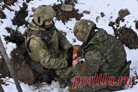 Росгвардия уничтожила 200 взрывоопасных предметов ВСУ под Херсоном и в Запорожье. Росгвардейцы уничтожили более 200 взрывоопасных предметов, склады и боевую технику Вооруженных сил Украины (ВСУ) в Херсонской и Запорожской областях. Военнослужащие инженерно-саперных подразделений нашли гранаты, снаряды, мины, в том числе иностранного производства, а также более двух килограммов тротила.