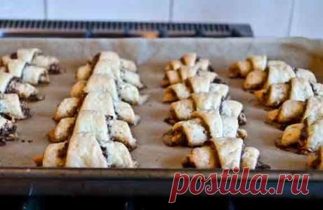Рогалики с орешками и изюмом