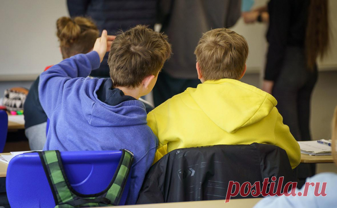 На Украине обеспокоились массовым оттоком старшеклассников из страны. Власти Украины встревожены тем, что множество учащихся старших классов, особенно юноши, уезжают из страны.