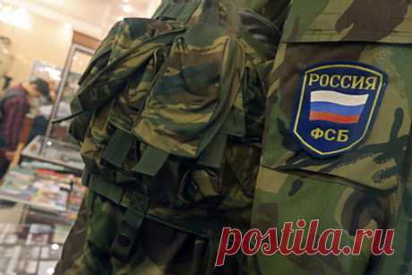 ФСБ показала задержание готовившей теракты группировки украинских неонацистов. ФСБ показала задержание российских сторонников неонацистской украинской группировки «М.К.У.» (запрещена в России). На кадрах спецназ приказывает открыть дверь квартиры, сотрудники наносят несколько ударов кувалдой, после чего их впускают внутрь. Демонстрируется изъятое у задержанных оружие.