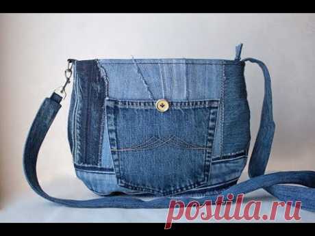 Sac à main en denim avec un bouton métallique vintage.