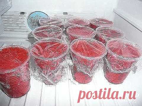 Сохраняем овощи и фрукты методом заморозки

1. КЛУБНИКА С САХАРОМ
=======================
Продукты: 1 кг клубники, 700 г сахара.

Клубнику перебираем, удаляем чашелистики, промываем, обсушиваем на полотенце и взбиваем с сахарным песком с помощью блендера или миксера. Массу расфасовываем по пластиковым стаканчикам и замораживаем. Перед использованием просто разрезаем пластик и достаем ароматную вкусную массу.

2. ВИШНЕВОЕ ПЮРЕ
===================
Продукты: 1,3 кг спелой виш...