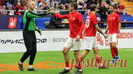 Забил даже Филимонов: ветераны «Спартака» в упорной борьбе одолели сборную мира и выиграли 16-й Кубок легенд. Московский «Спартак» выиграл 16-й Кубок легенд по футболу, который традиционно проводится в Москве зимой. В финале красно-белые взяли верх над сборной мира со счётом 7:5, а один из мячей себе в актив записал голкипер Александр Филимонов. При этом именитые гости были близки к тому, чтобы свести встречу к ничьей, но гол Константина Головского на последней минуте лишил их этой…