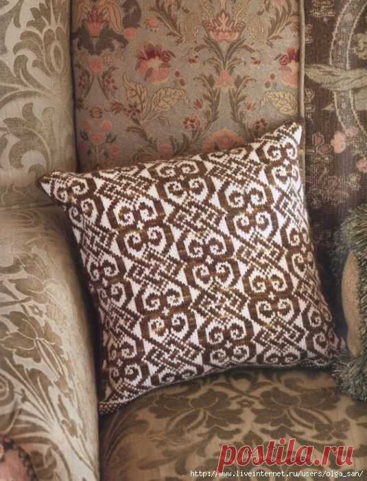 Жаккардовая подушка.