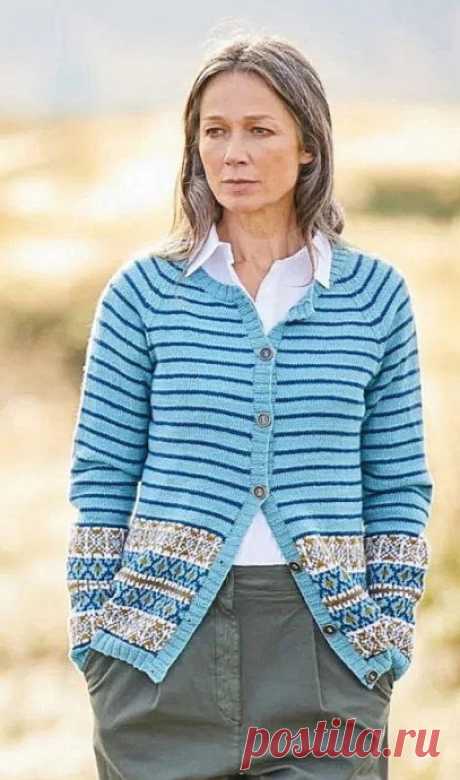 Полосатый кардиган с жаккардовым узором Размеры: S (M) L (XL) XXL (XXXL)Размеры готового изделия:• обхват груди - 96(107)117(127)137(147) см, • длина - 60(62)64(66) 69(70) см,• внутренняя длина рукава - 46 (46) 48 (49) 49 (49) см.Вам потребуется:• пряжа Sirdar Country Classic (50% шерсть, 50% акрил, 125 м/50 г)- 250 (300) 350...