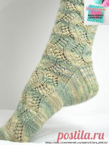 АЖУРНЫЕ НОСКИ СПИЦАМИ «SPRING FORWARD»
Размер:
Длина стопы растягивается до 28 см.
Высота носка от пятки около 30 см.
Ширина носка: 15 см.

Понадобится:
150 г. пряжи (Blue Moon Fiber Arts Socks That Rock Lightweight [100% супервош меринос; 370 м. в 155 г.])
Чулочные спицы № 2,5 или иные подходящие по плотности.
Иголка для пряжи

Плотность вязания:
30 пет./44 р. = 10х10 см. лицевой гладью.

2 вместе лицевой с наклоном влево: снять 1 п. как лицевую, снять 2-ую п. как лицевую...