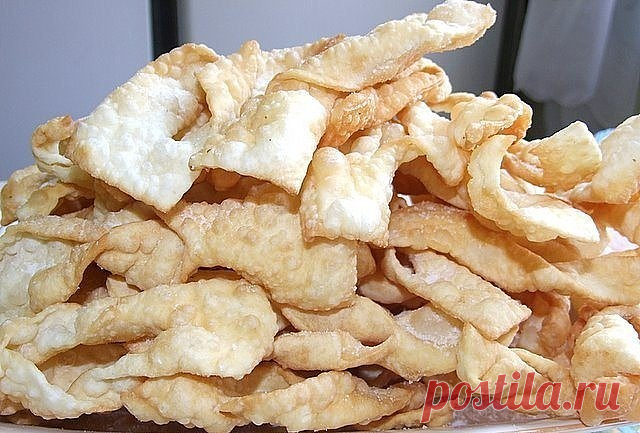 Вкусный хворост, тающий во рту 
Всем хозяйкам на заметку — традиционный узбекский вкусный хворост, тающий во рту! Для праздничного стола или просто на полдник этот простой восточный десерт подходит идеально! Смотрите, как готовить. 
Ингредиенты: 
Яйца — 2 Штуки 
Сахар — 4 Ст. ложки 
Молоко — 100 Грамм 
Масло сливочное — 2 Ст. ложки 
Мука — 400 Грамм 
Растительное масло — 1 Стакан 
Приготовление: 
Смешайте муку с яйцами. 
Растопите сливочное масло и растворите в нем сахар. ...