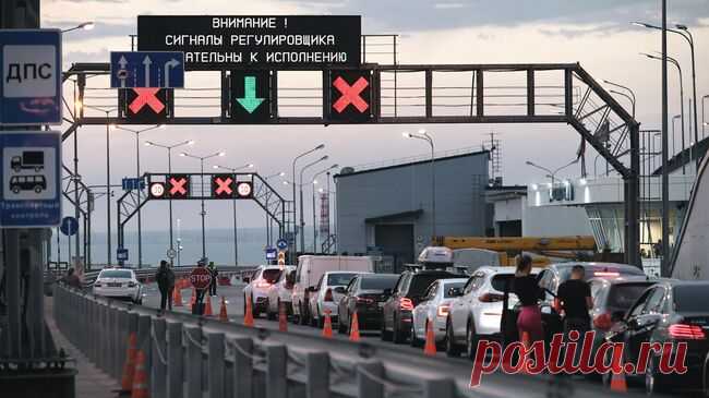 У Крымского моста скопилась гигантская очередь из автомобилей