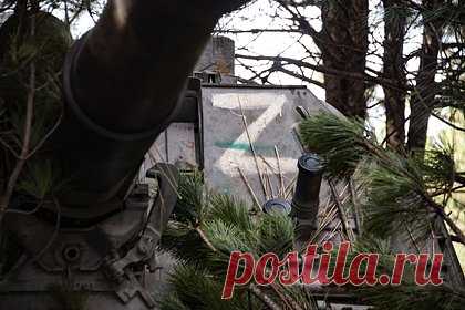 Минобороны сообщило о починке российским военным САУ под огнем украинских войск. Механик-водитель ефрейтор Тамерлан Абдулганиев под огнем украинских войск восстановил поврежденную артиллерийскую установку. Расчет российских артиллеристов попал под ответный огонь ВСУ. В результате потерь среди личного состава не было, но двигатель самоходки оказался поврежден осколками.