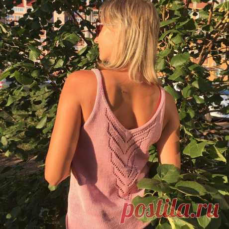 Краткое описание топа от https://www.instagram.com/my_kni.t/
В преддверии весны и лета размещаю краткое описание и схему по просьбам «трудящихся»  
#летнийтопспицами расход точно 5 мотков пряжи 50гр/106м (пряжа 100% хлопок) вязала снизу вверх по кругу до пройм, затем поворотными рядами 
узор начала через 14 см от низа количество петель 202 , затем по бокам убавила по 3 петли 
спицы 3,5 
схема узора в галерее, только продолжила его расширять, до выреза горловины 
убавки про...