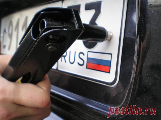 ГИБДД лишает прав за неправильные болты крепления госномеров Самостоятельно прикрепить регистрационные знаки на машину для большинства автовладельцев не составляет никакого труда. Казалось бы, чего мудреного в этом процессе: берешь жестянки, да крепишь их к площадкам с помощью болтов или саморезов...