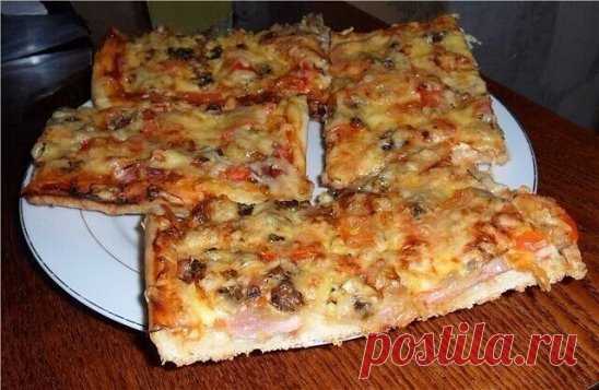 ДОМАШНЯЯ ПИЦЦА
Ингредиенты:
Для теста:
- по одному стакану кефира и воды;
- 7 стаканов муки;
- столовая ложка сухих дрожжей;
- 5 столовых ложек растительного масла (душистого подсолнечного);
- столовая ложка сахара;
- чайная ложка соли.
Для начинки:
- 500 гр. колбасы можно двух / трех видов (у меня сырокопченая и вареная);
- 100 гр. твердого сыра;
-10-15 шт. оливок;
- майонез и кетчуп – по 3-4 ст. ложки;
- 3 помидора;
- крупная белая луковица;
- 1 болгарский перец.