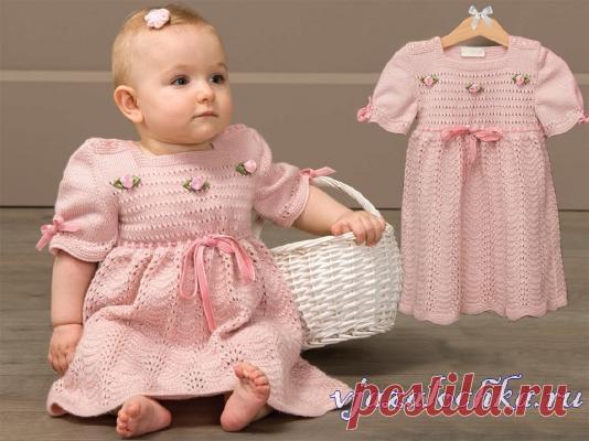 Розовое платье для малышки спицами