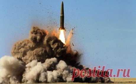 Российская армия «Искандером» уничтожила судно с оружием для Украины. В порту «Южный» в Одесской области ударом ракетного комплекса «Искандер» уничтожен прибывший из Европы контейнеровоз с боеприпасами для ВСУ, сообщает Министерство обороны.