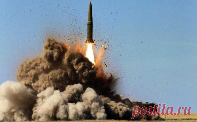 Российская армия «Искандером» уничтожила судно с оружием для Украины. В порту «Южный» в Одесской области ударом ракетного комплекса «Искандер» уничтожен прибывший из Европы контейнеровоз с боеприпасами для ВСУ, сообщает Министерство обороны.