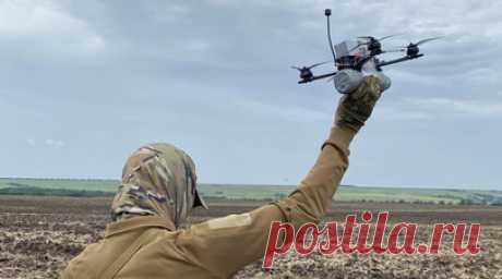 Удар от первого лица: как в России развивается производство FPV-дронов. Партия FPV-дронов «Гортензия 10» с увеличенной полезной нагрузкой доставлена в зону специальной военной операции, сообщили разработчики. Этот БПЛА предназначен для поражения живой силы противника, укрытий и бронированной техники. Он способен поднять до 5 кг нагрузки и поразить цель на расстоянии до 6 км. Помимо «Гортензии», российские войска сейчас применяют несколько типов подобных дронов: «Овод», «Упырь», «Бумеранг»,…