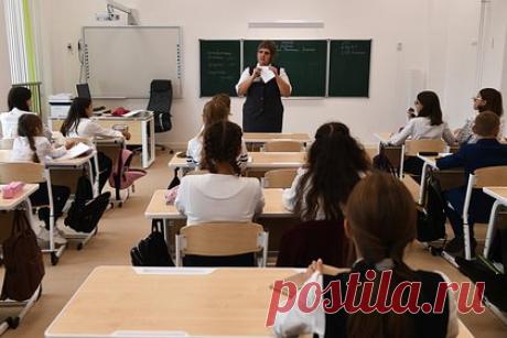 Российский губернатор призвал ввести в школах единый календарь исторических дат. Губернатор Курганской области Вадим Шумков предложил создать в российских школах единый календарь значимых исторических дат, в каждую из которых проводились бы тематические уроки. По его словам, в такие дни можно показывать школьникам тематические художественные или документальные фильмы и отрывки из книг.