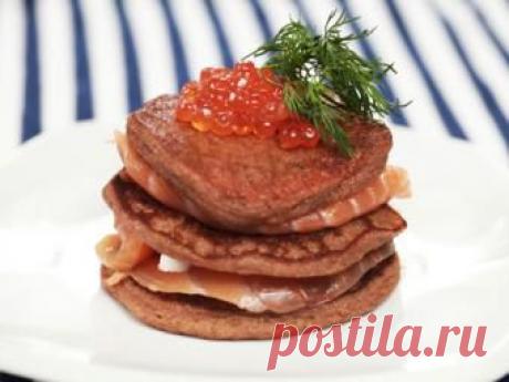 Гречичные оладьи на кефире с красной икрой, сметаной и копченым лососем - рецепт приготовления от Простоквашино