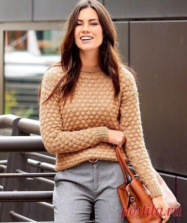 Джемпер спицами для женщин

РАЗМЕРЫ
34/36 (38/40-42/44-46/48)

ВАМ ПОТРЕБУЕТСЯ
Пряжа (100% шерсти альпака; 200 м/50 г) — 450 (500-500-550) г бежевой; спицы №5 и 5,5; круговые спицы №5 длиной 40 см.

УЗОРЫ И СХЕМЫ

РЕЗИНКА
Вязать попеременно 1 лиц., 1 изн.

СТРУКТУРНЫЙ УЗОР
Вязать по схеме.