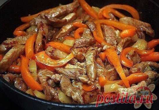 Мясо по-тайски
Ингредиенты:
• Мясо
• Перчик сладкий
• Молоко
• Карри
• Соус соевый
• Соль по вкусу
• Масло для жарки
Приготовление:
1. Мяско тоненько режем. Перчик режем кто как любит.
2. Раскаляем сковородочку или казанчик, наливаем маслица и закладываем мяско. Слегка обжариваем, затем тушим в собственном соку.
3. Как жидкость испарится, заливаем молочко и ставим на медленный газ. Тушим пока молочко не испарится.
4. После того закладываем перчик и тушим.
5. Как перчик про...