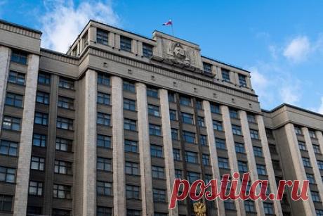 В Госдуме поддержали идею принимать на госдолжности только отслуживших в армии. Член комитета Госдумы по труду и социальной политике Андрей Исаев поддержал предложение принимать на госдолжности только отслуживших в армии, а также получивших военно-учетную специальность россиян и назвал его рациональным. Ранее с такой идеей выступил спикер Госдумы Вячеслав Володин.