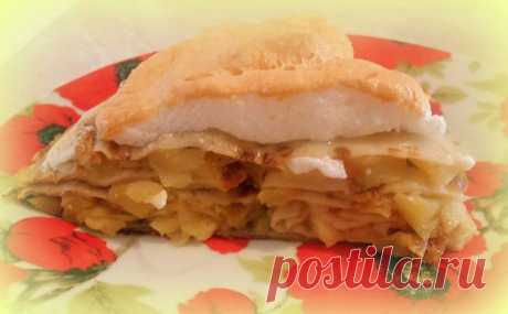 БЛИННЫЙ ПИРОГ С ИЗЮМОМ, БАНАНАМИ И ЯБЛОКАМИ