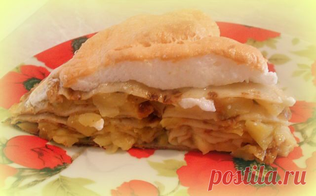 БЛИННЫЙ ПИРОГ С ИЗЮМОМ, БАНАНАМИ И ЯБЛОКАМИ