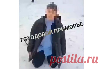 В России подростки поставили мальчика на колени и задали ему вопрос о чушпане. В городе Уссурийске Приморского края подростки поставили сверстника на колени. На видео, опубликованном одним из местных Telegram-каналов, они задают мальчику вопрос: «кто чушпан?». «Я чушпан», — отвечает подросток. Видео было снято в городской гимназии, указано в сообщении.